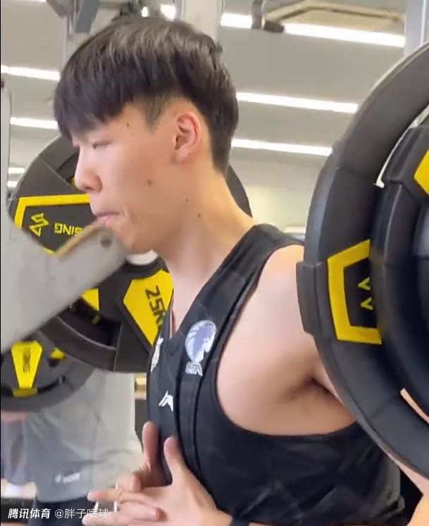 主人扒开女仆往里面灌水